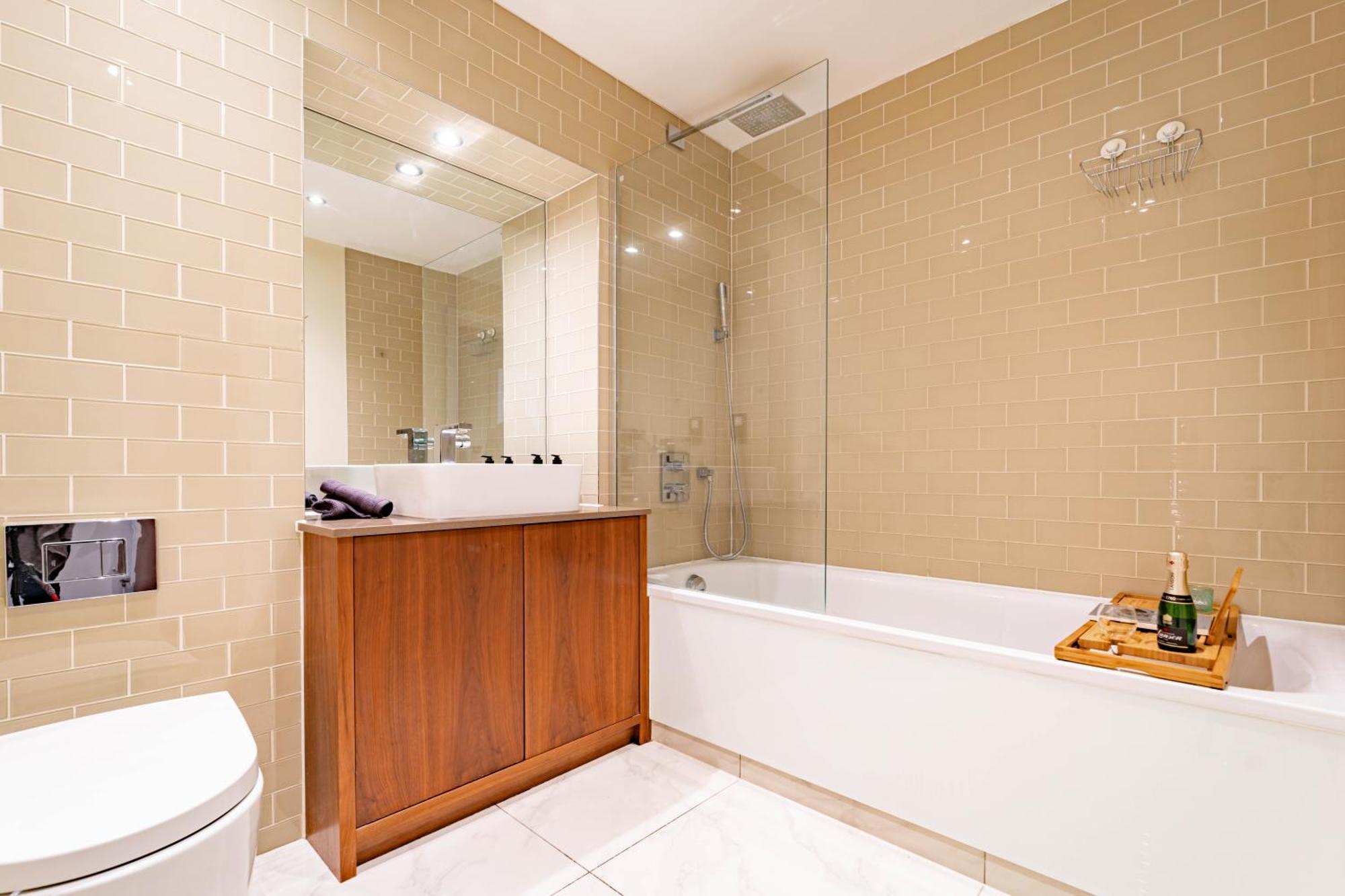 Stylish And Comfortable Canary Wharf Perfect For Long Londen