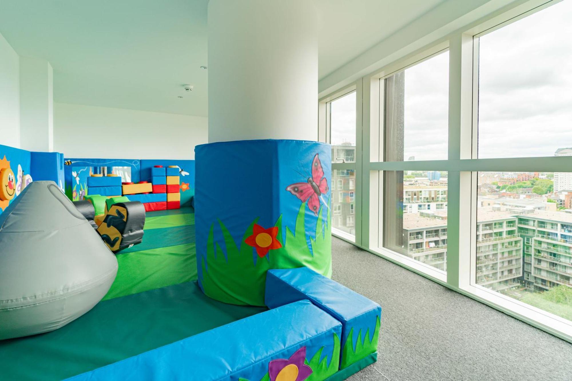 Stylish And Comfortable Canary Wharf Perfect For Long Londen